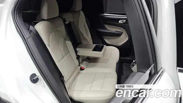 Volvo XC40 2023 — Şəkil 14/32