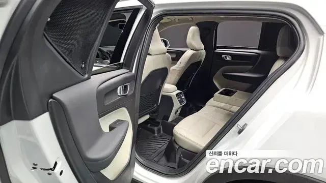 Volvo XC40 2023 — Şəkil 27/32