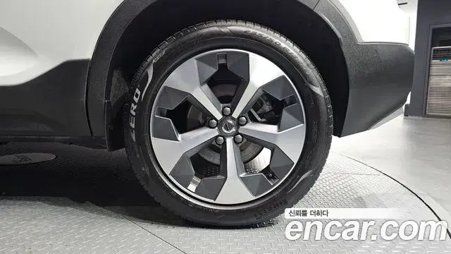 Volvo XC40 2023 — Şəkil 31/32