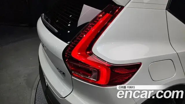 Volvo XC40 2023 — Şəkil 2/32