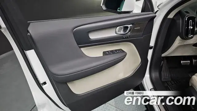 Volvo XC40 2023 — Şəkil 22/32