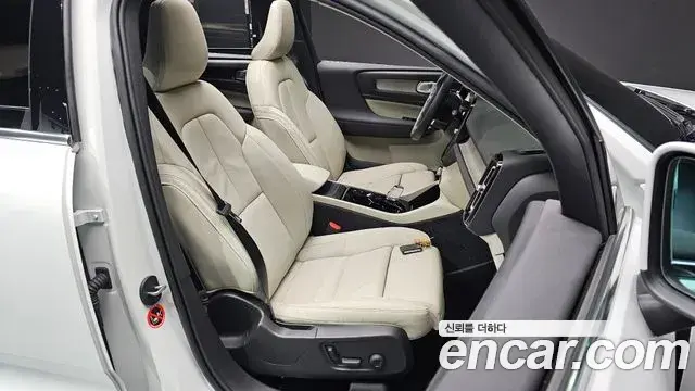 Volvo XC40 2023 — Şəkil 17/32