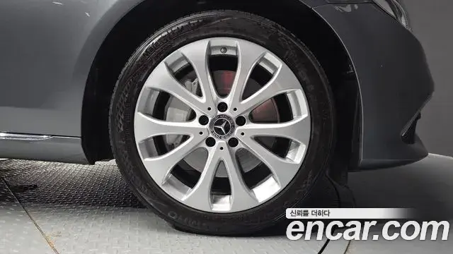 Mercedes-Benz E-Class 2018 — Şəkil 21/31