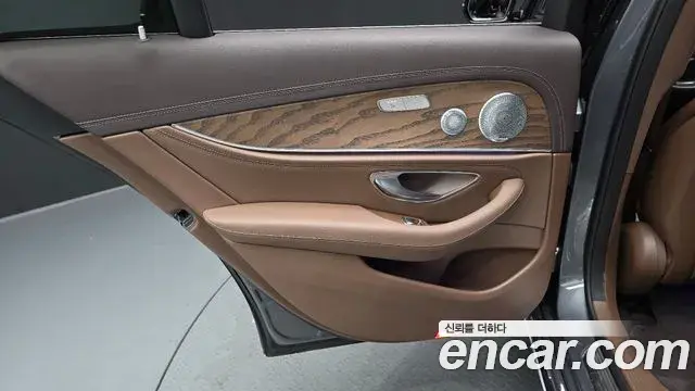 Mercedes-Benz E-Class 2018 — Şəkil 16/31