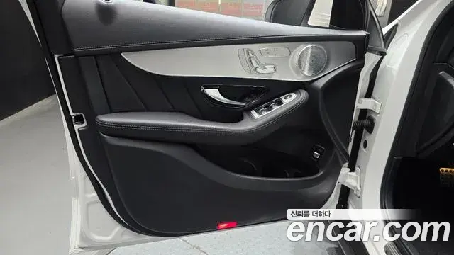 Mercedes-Benz GLC-Class 2019 — Şəkil 17/30