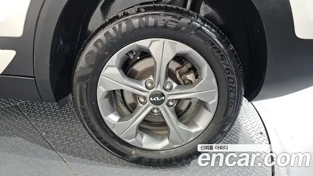 Kia Seltos 2023 — Şəkil 25/31