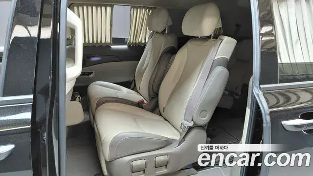 Kia Carnival 2022 — Photo 27/33