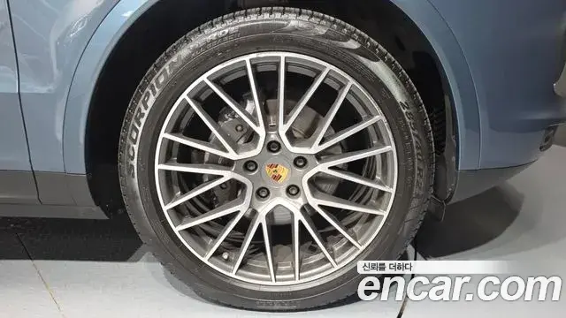 Porsche Cayenne 2019 — ფოტო 9/34