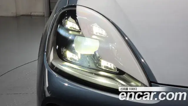 Porsche Cayenne 2019 — ფოტო 26/34