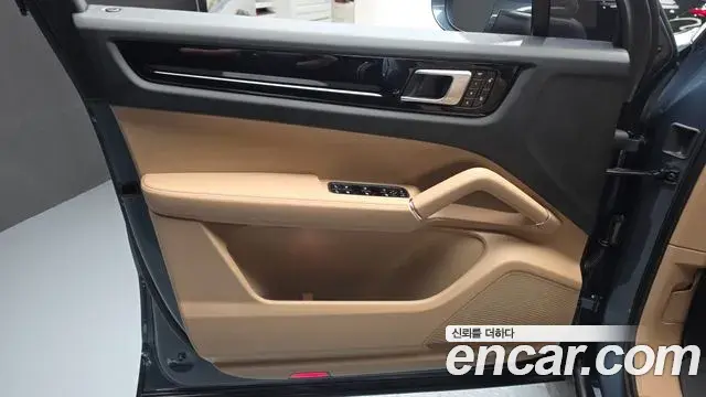 Porsche Cayenne 2019 — ფოტო 18/34