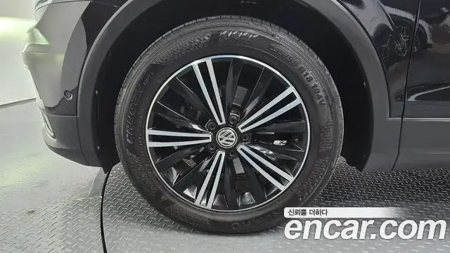 Volkswagen Tiguan 2019 — ფოტო 29/32