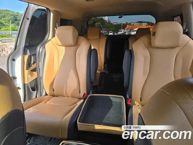Kia Carnival 2023 — Фото 19/20