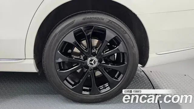 Mercedes-Benz E-Class 2018 — ფოტო 29/33