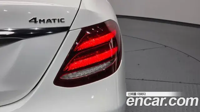 Mercedes-Benz E-Class 2018 — ფოტო 23/33