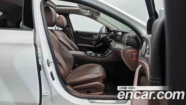 Mercedes-Benz E-Class 2018 — ფოტო 32/33