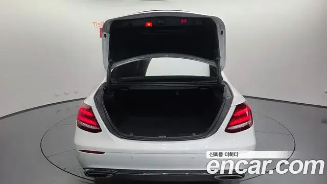 Mercedes-Benz E-Class 2018 — ფოტო 30/33