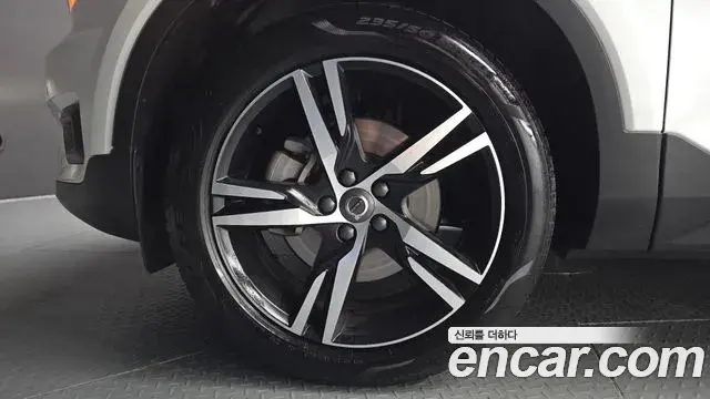 Volvo XC40 2020 — ფოტო 19/37