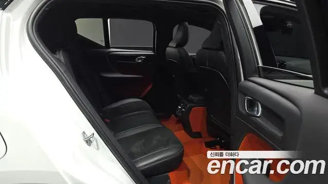 Volvo XC40 2020 — ფოტო 24/37