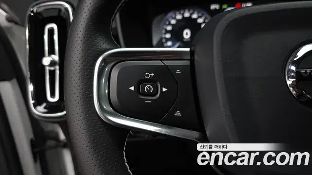 Volvo XC40 2020 — ფოტო 20/37