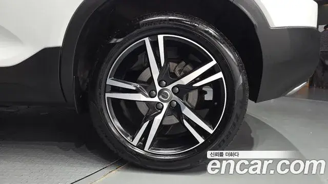 Volvo XC40 2020 — ფოტო 7/37