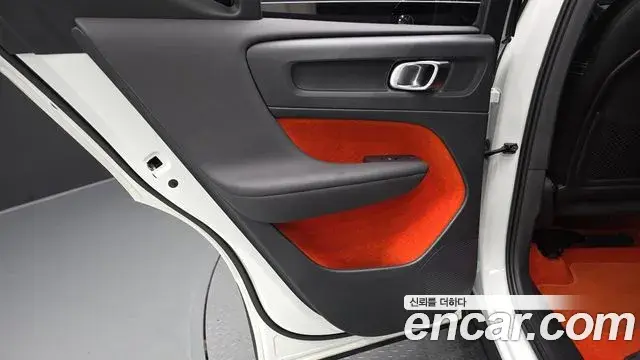 Volvo XC40 2020 — ფოტო 12/37