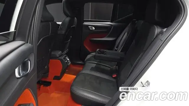 Volvo XC40 2020 — ფოტო 6/37