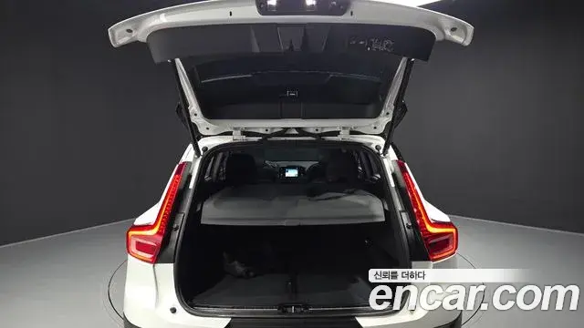 Volvo XC40 2020 — ფოტო 13/37
