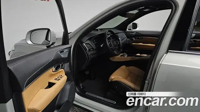 Volvo XC90 2022 — ფოტო 39/41