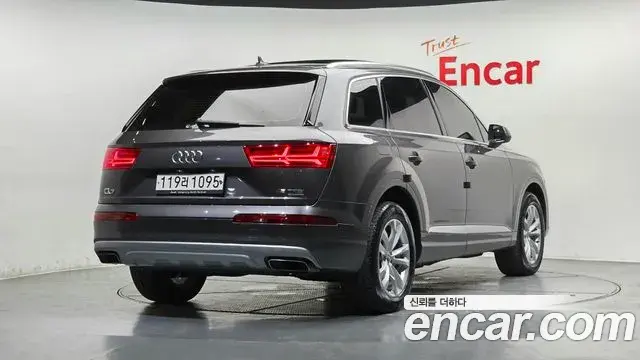 Audi Q7 2019 — Фото 1/20