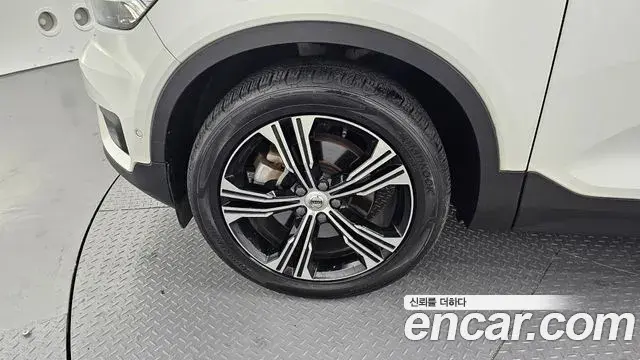 Volvo XC40 2022 — Şəkil 24/31