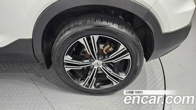 Volvo XC40 2022 — Şəkil 25/31