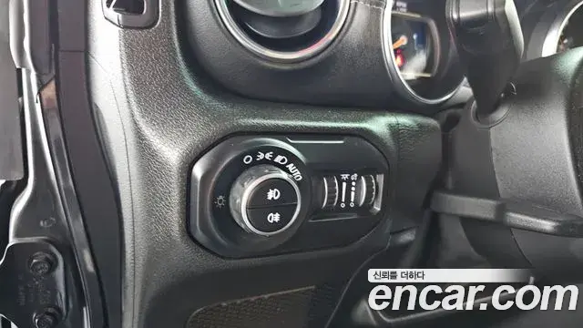 Jeep Wrangler 2019 — Фото 19/20