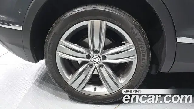 Volkswagen Tiguan 2018 — ფოტო 17/20