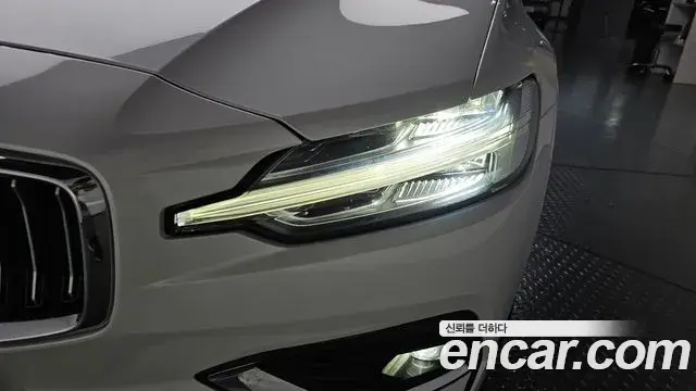 Volvo S60 2021 — Photo 1/40