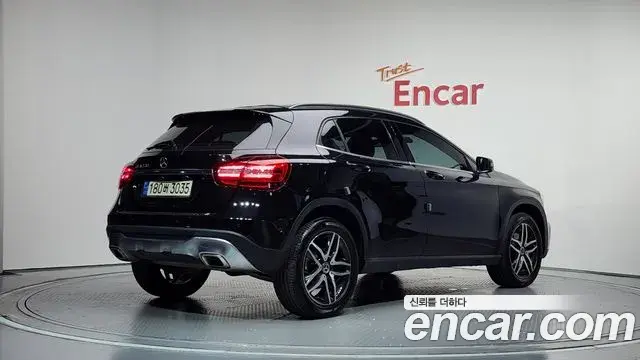 Mercedes-Benz GLA-Class 2019 — Şəkil 8/20