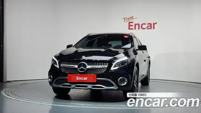 Mercedes-Benz GLA-Class 2019 — Şəkil 7/20