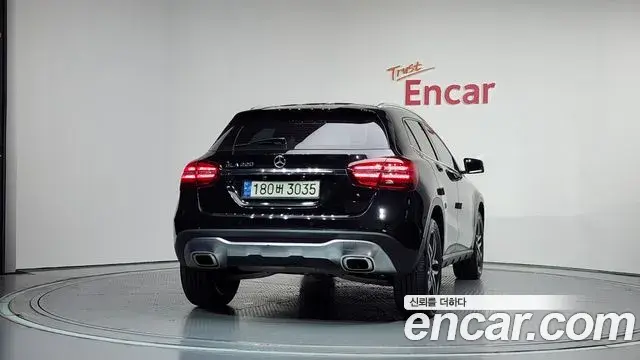 Mercedes-Benz GLA-Class 2019 — Şəkil 17/20