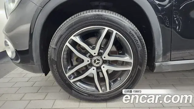 Mercedes-Benz GLA-Class 2019 — Şəkil 19/20