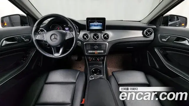 Mercedes-Benz GLA-Class 2019 — Şəkil 11/20