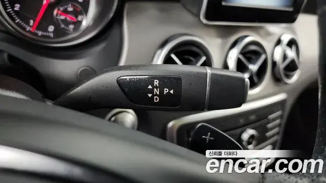 Mercedes-Benz GLA-Class 2019 — Şəkil 13/20