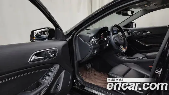 Mercedes-Benz GLA-Class 2019 — Şəkil 15/20