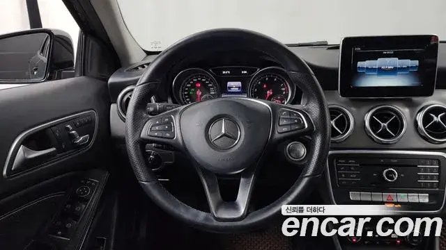 Mercedes-Benz GLA-Class 2019 — Şəkil 14/20