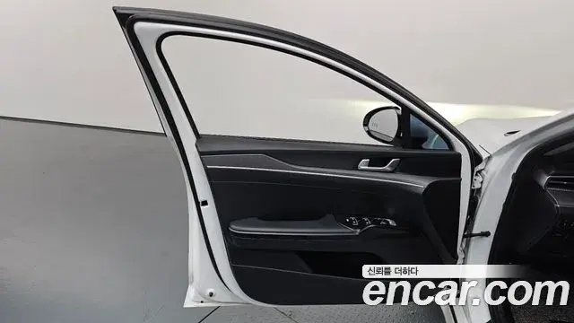 Kia K5 2023 — Photo 10/32