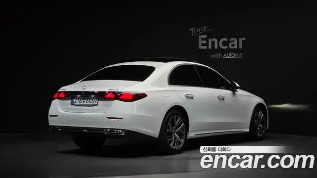 Mercedes-Benz E-Class 2024 — ფოტო 8/30