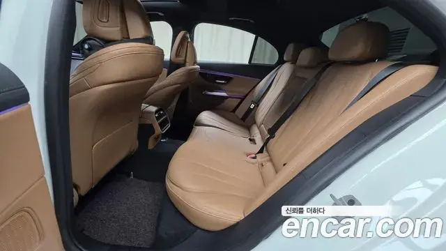 Mercedes-Benz E-Class 2024 — ფოტო 28/30