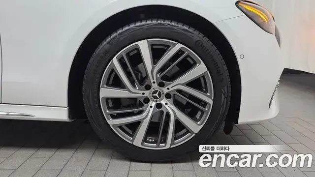 Mercedes-Benz E-Class 2024 — ფოტო 12/30