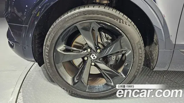Bentley Bentayga 2018 — Şəkil 16/20