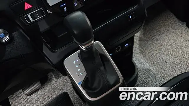 Hyundai Staria 2025 — Şəkil 17/34