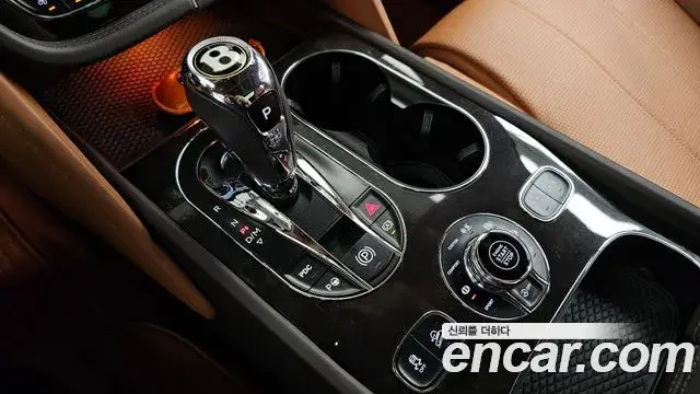 Bentley Bentayga 2019 — Şəkil 22/38