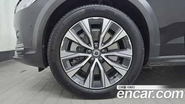 Volvo V90 Cross Country 2023 — Photo 24/34